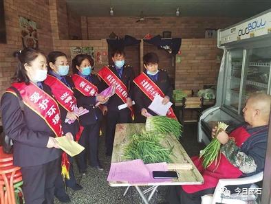 离石区环卫中心 走上街头搞宣传 爱护环境我先行