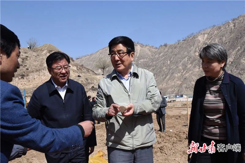 在三塬村,龙泉镇拱北湾村和那勒寺镇三甲村易地扶贫搬迁安置点,林铎