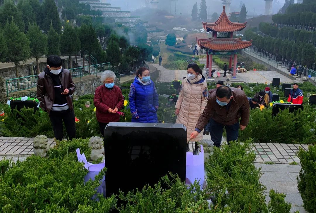 1月24日(大年30) 十堰公墓,祭奠亲人的市民.