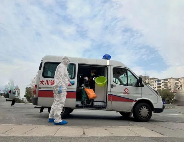 3月3日,垭子社区,一隔离者隔离期满由救护车送回家.