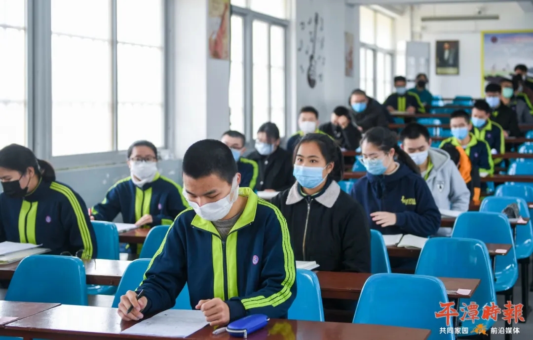 学生们正在上课在平潭城关中学,学生们上课,就餐等校内活动也按照防控