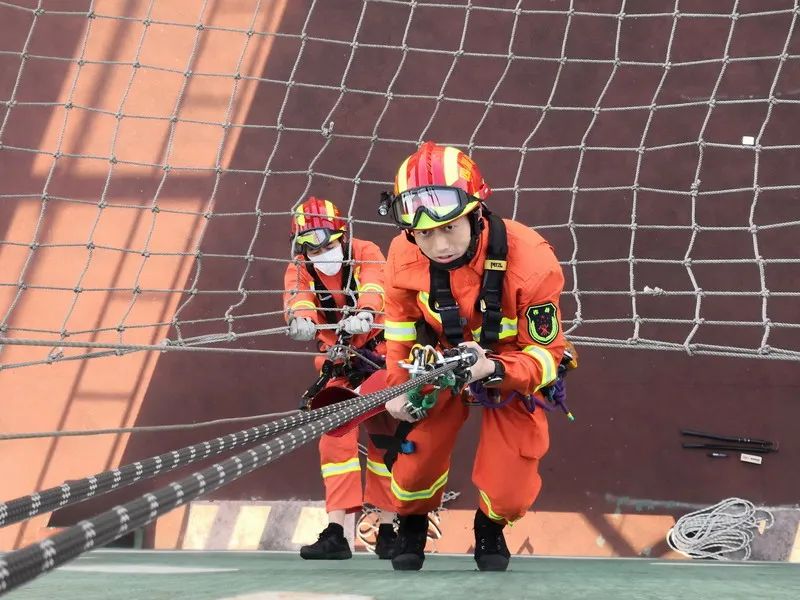 阳光山谷消防员以绳索技术训练为契机拉开全员岗位练兵序幕