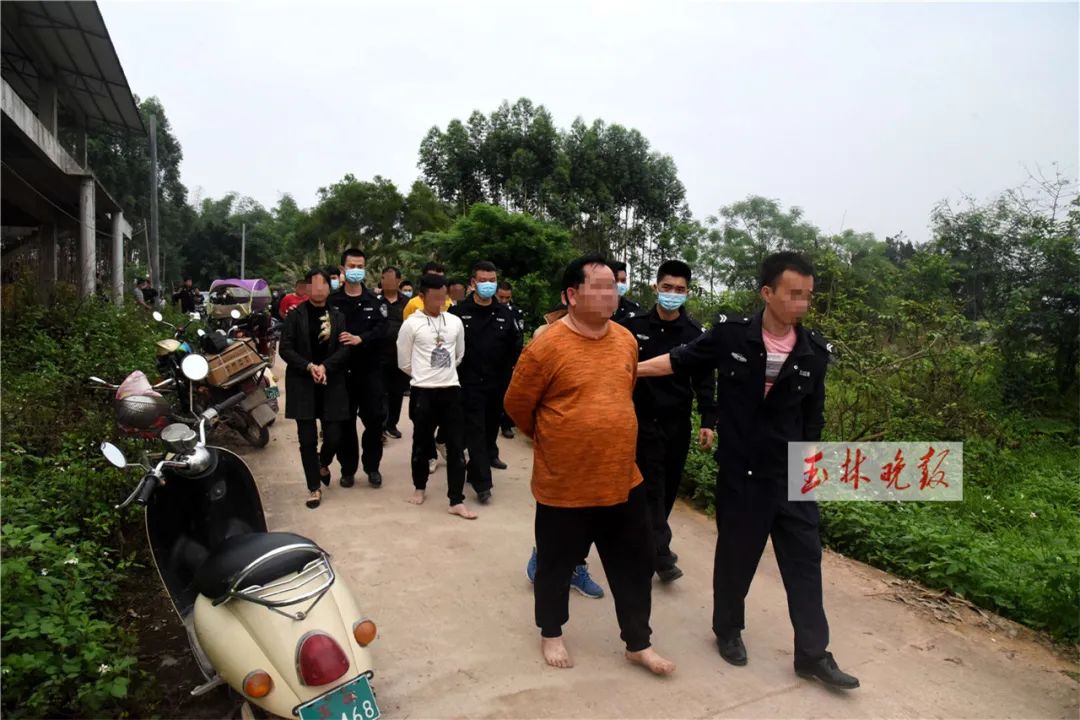 刚开几天就被端了玉林警方突袭野外赌窝当场抓获16名赌徒
