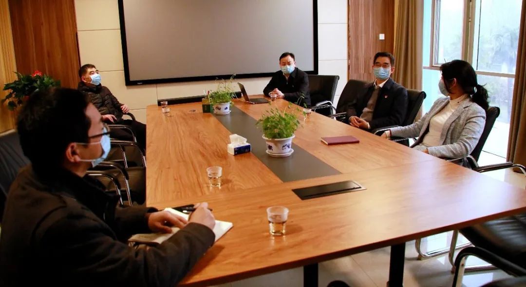 在河南省金穗面业有限公司,谷昌豪同志深入生产车间,与公司董事长陈纪