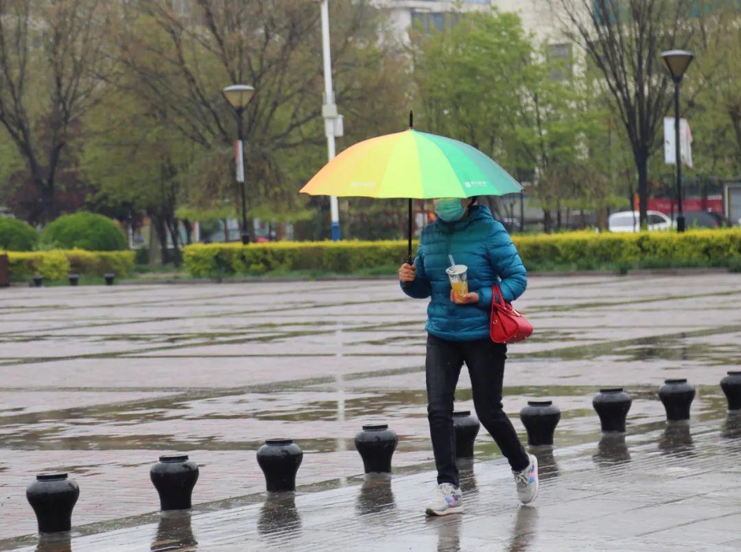 雨中的街头车流不息 人来人往人们迈着轻快的步伐行走在街上似乎享受