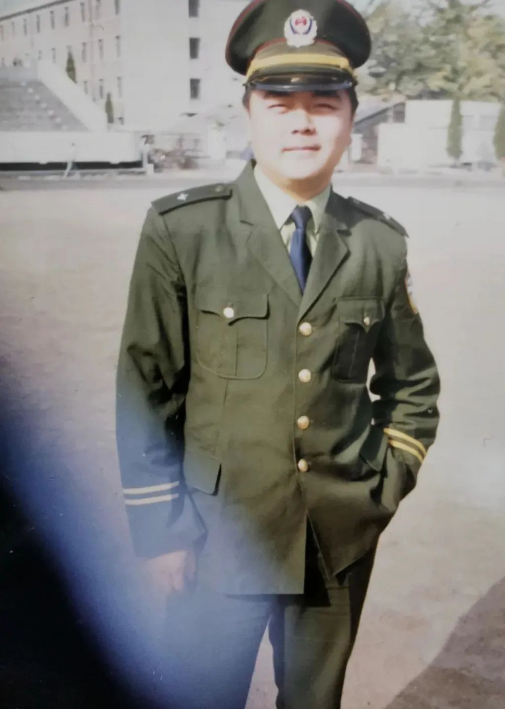 警察,制服,一根警棍往上扛,打击犯罪,惩恶扬善,这是富晓峰全部的警察