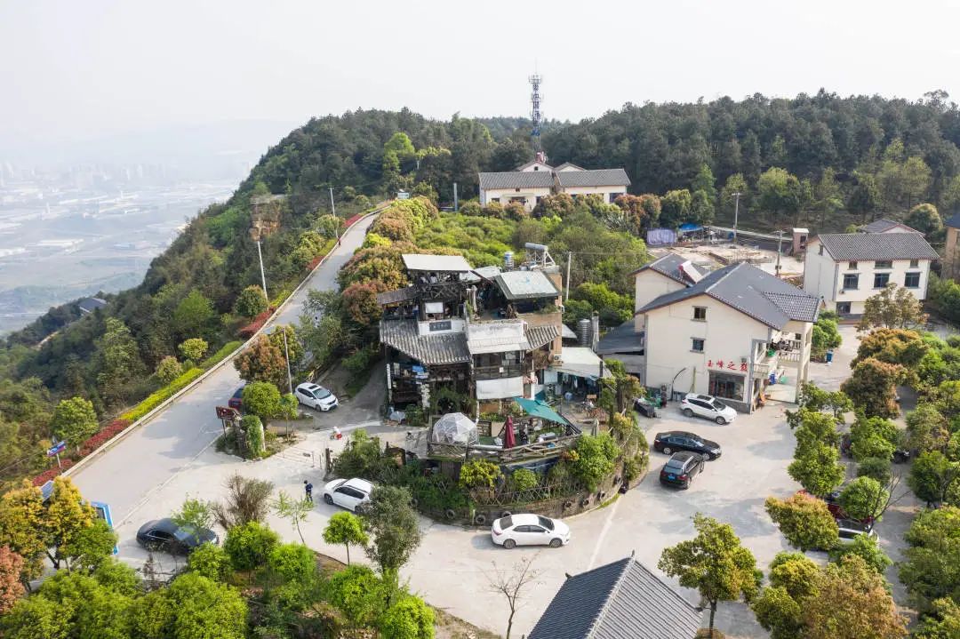 "星空夜话"老酒馆民宿拥有坐落着一家超美山景的在风景秀丽的玉峰之巅