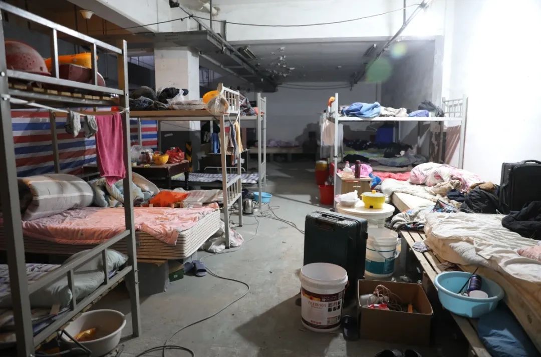 酒店地下车库竟住了51个人 最要命的是