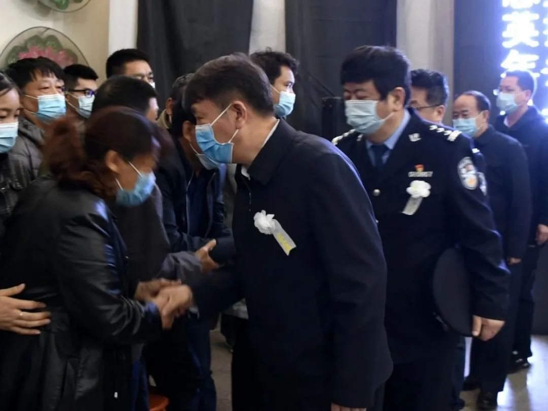 深切缅怀致敬英雄临汾市公安局举行追悼会深切缅怀因公牺牲民警牛永杰