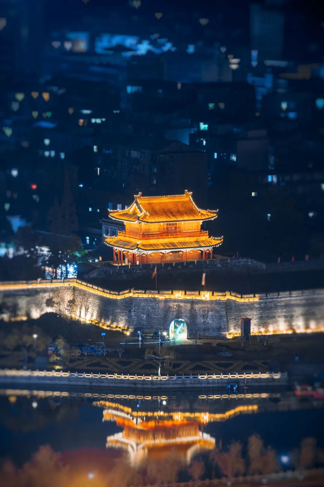 夜景,现存古城主要为明清建筑,摄影师@邓双)千里江陵一日还朝辞白帝