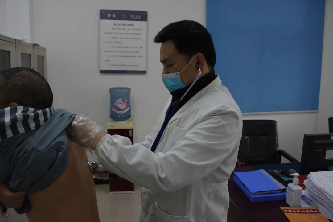 李建刚为病犯检查身体 多才多艺的药房名人"谢芳"