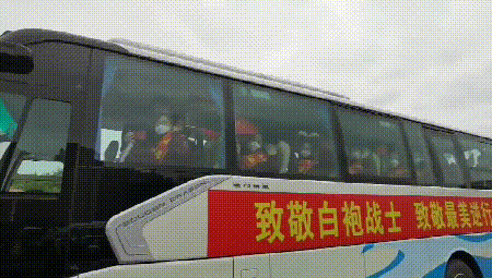 致敬英雄护航援鄂医疗队凯旋归来