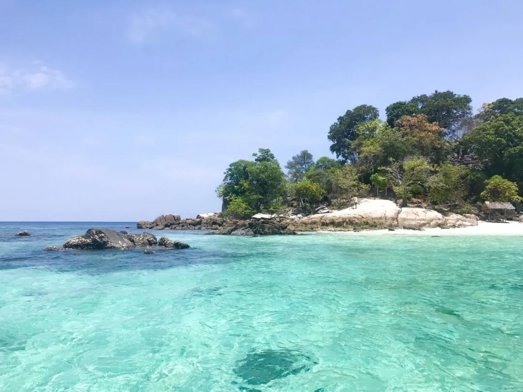 船尾尖高高翘起的长尾船 是泰国当地非常有特色的体验项目, 在丽贝岛