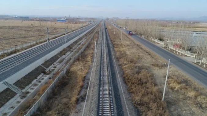 任何单位和个人不得擅自在铁路桥梁跨越处河道上下游各1000米范围内