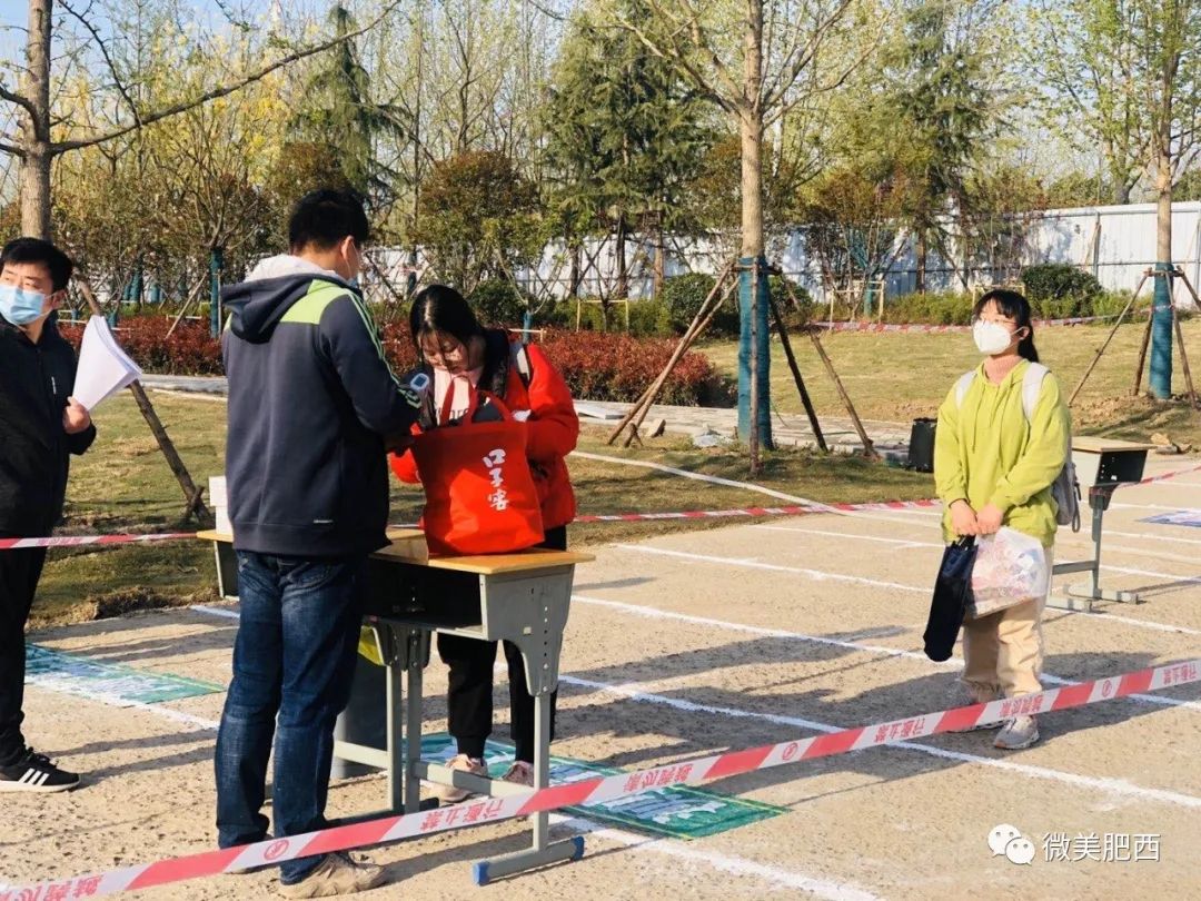 宏图中学肥西中学▼▼▼测温合格后才能进入教室再经班主任用额温枪