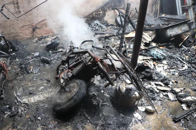 砰电动车充电时爆炸引燃车棚多辆电动车付之一炬