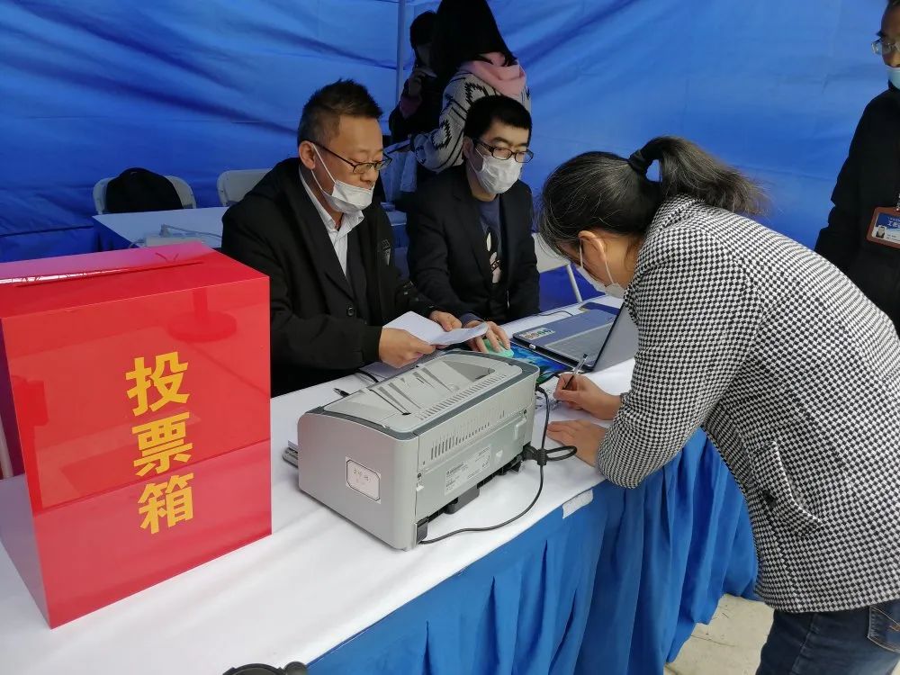 然而此时投票现场的人们却并不觉得冷,因为有公证员在,无论是动迁居民