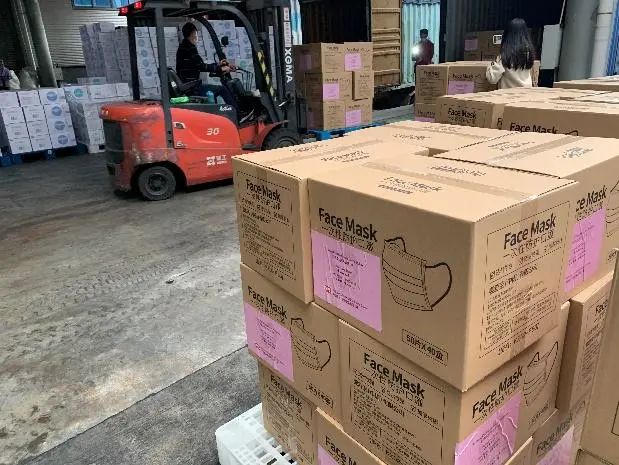 口罩装车运往泉州国际机场作为中国民族品牌,新冠肺炎疫情爆发以来