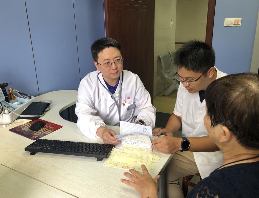 杜兆辉笑称自己是"夜大"毕业的全科医生.