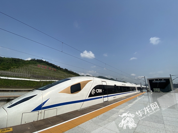 今(12)日上午10时31分,c6014次高铁从重庆西站出发.