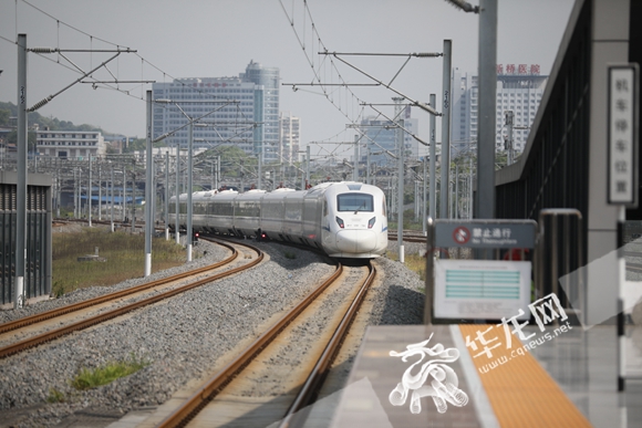 早上小面,中午钵钵鸡,晚上酸汤鱼…重庆西环线列车来啦!