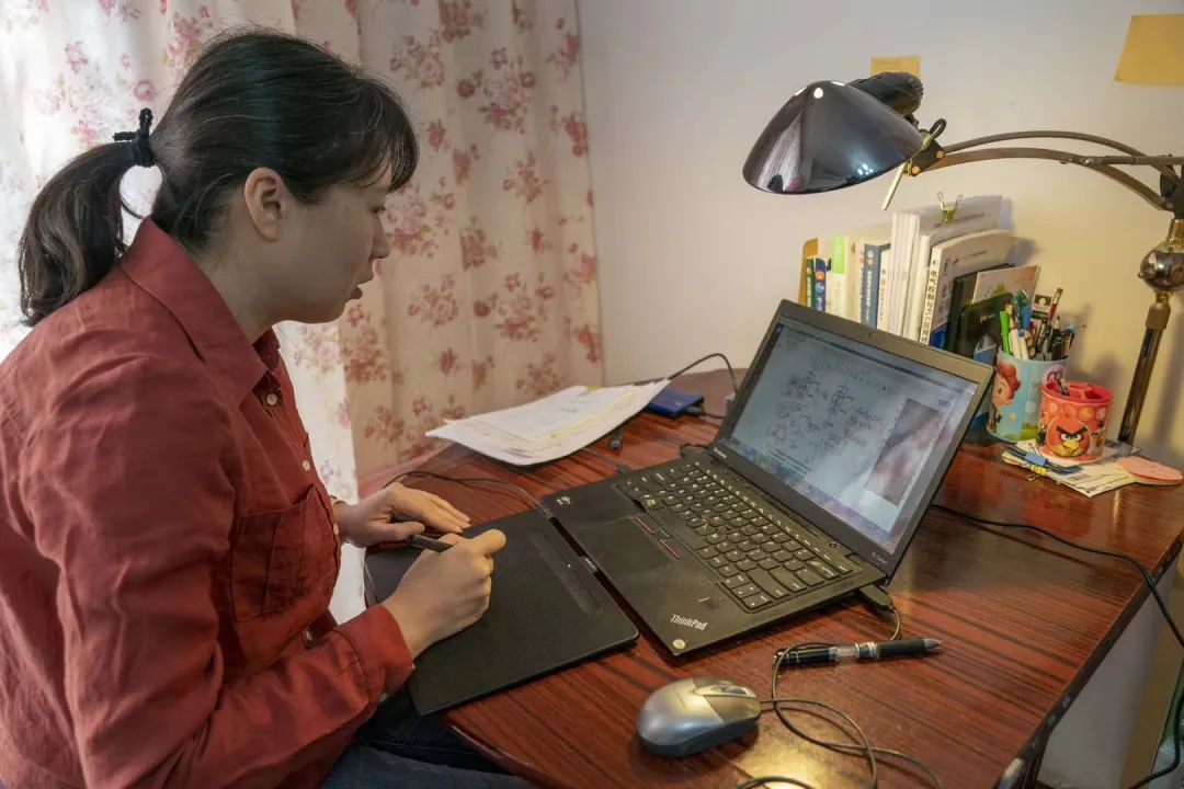 海大"网红直播秀"丨从线下课堂到"网课",居家教学兼顾带娃,刘老师很忙