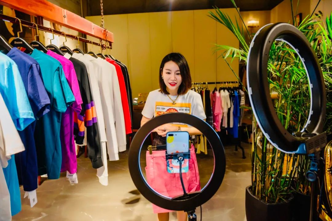 北辰商圈美女掌柜转型直播带货一周销售破10万元