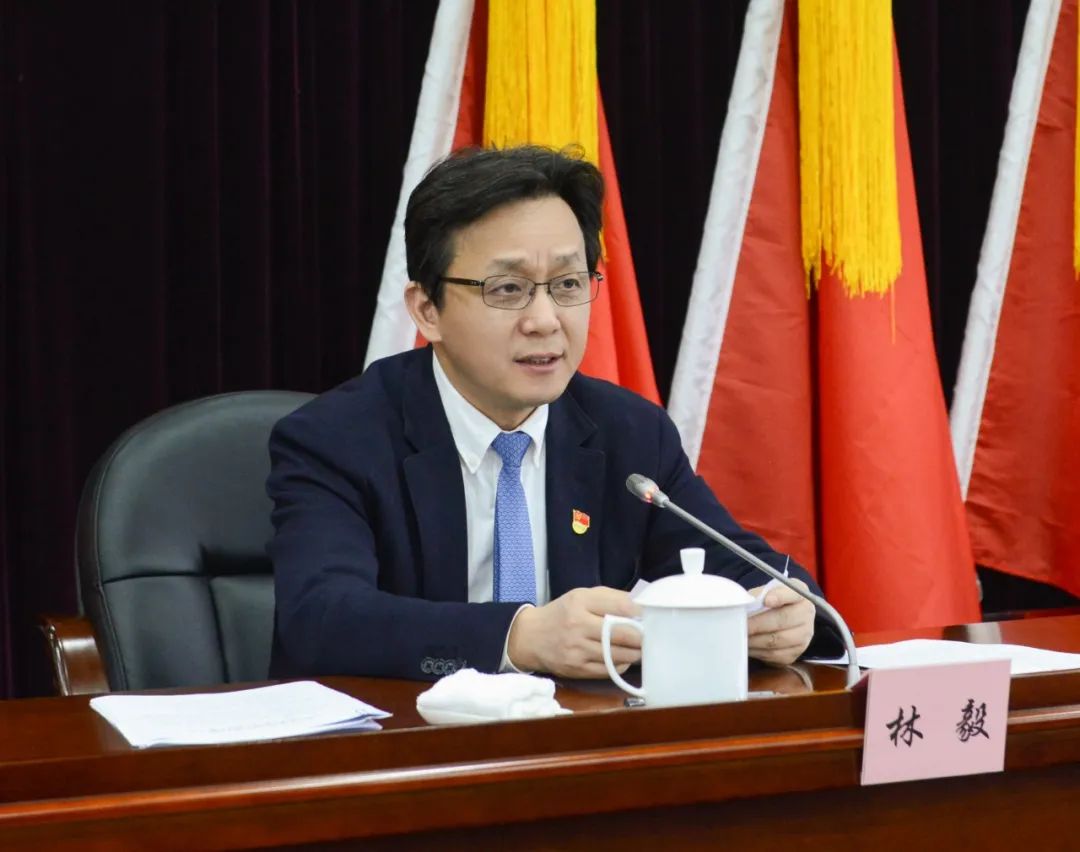 市长王健主持会议.市领导丁政,葛国庆等出席会议.