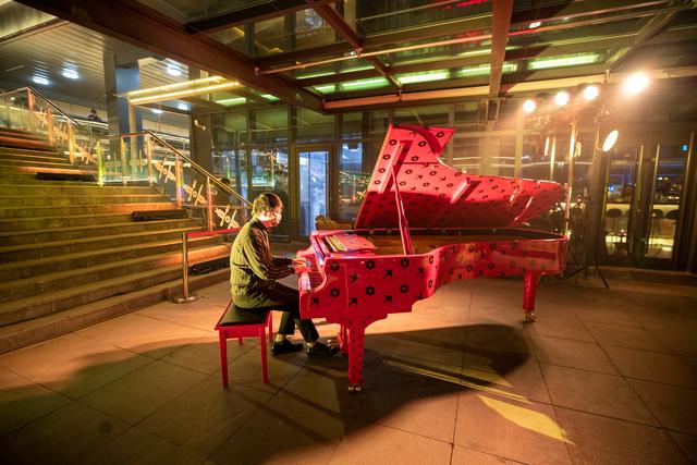 磨时光咖啡吧上演钢琴音乐秀