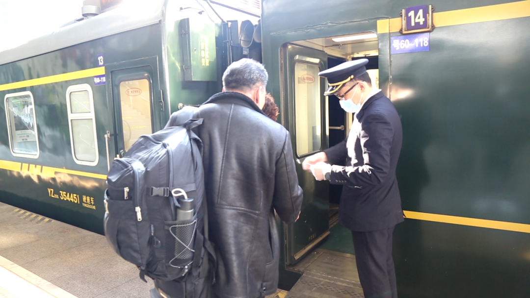 由哈尔滨客运段担当的k976次列车,途经汉口,终到襄阳.