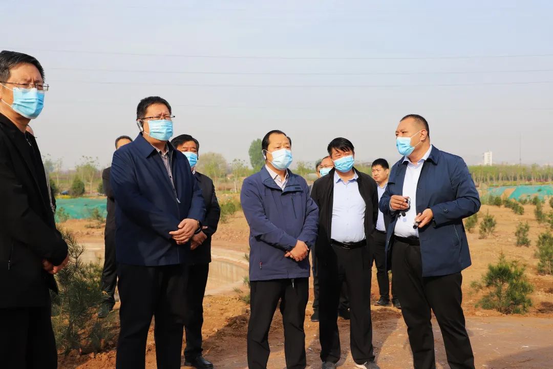 临水镇观摩团一行一路走,一路看,一路比,对道路绿化,游园绿化,村庄
