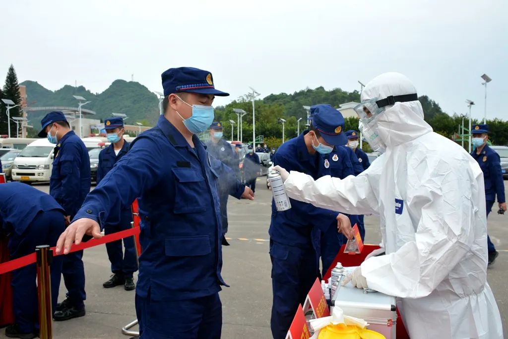 敬礼欢迎抗疫消防英雄归来