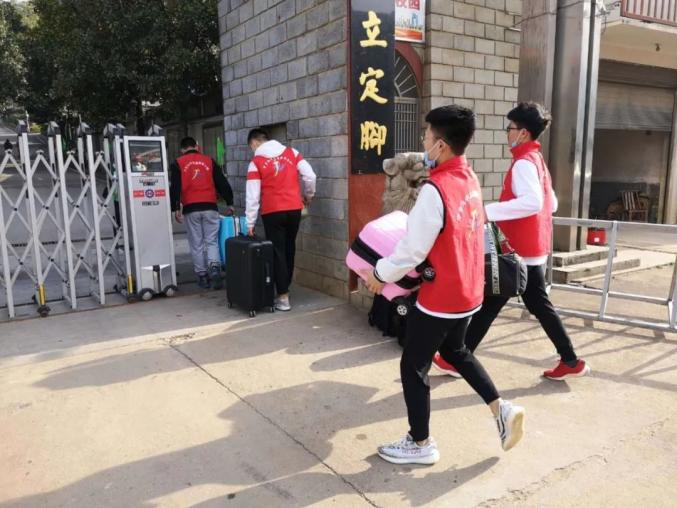宁乡七中06宁乡六中团委组织40多名志愿者协助学子复学,每一名进校