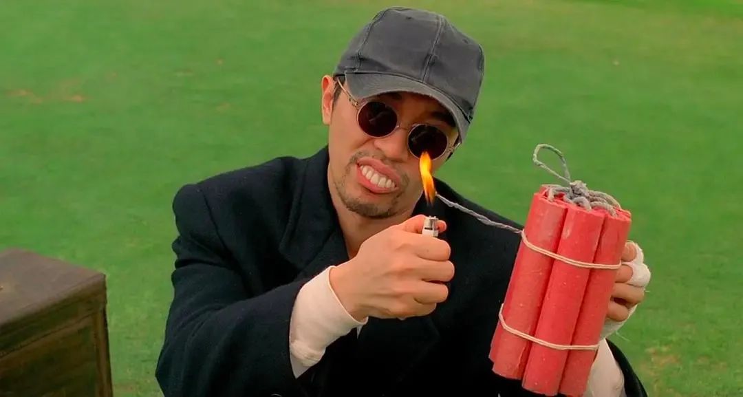 电影《食神》中的莫文蔚,通过大龅牙,牙齿色素和牙齿不齐来扮丑.