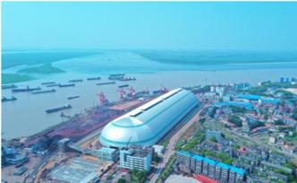 长江流域首个巨型“胶囊”形散货仓在湖南岳阳顺利封顶