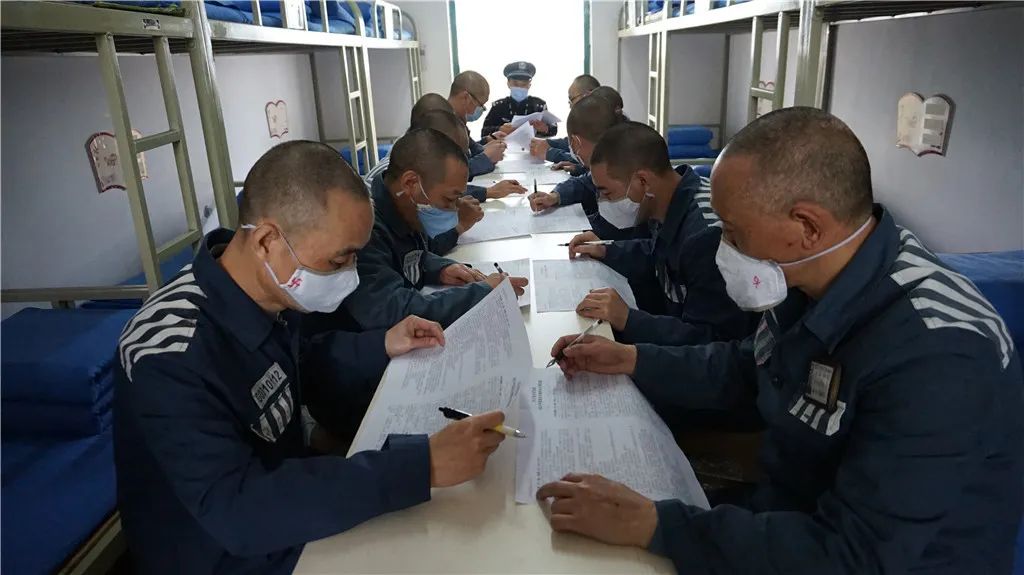 主管警官召开生活检讨会和在劳动改造车间led屏幕滚动播放教育视频的