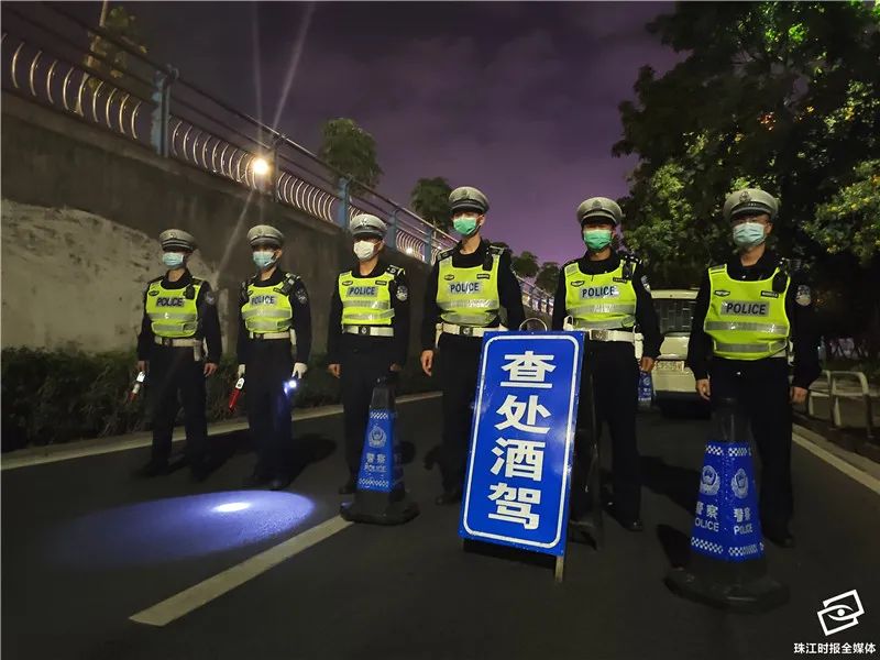 桂城交警在东二社区桂澜路附近设卡查酒驾.通讯员供图