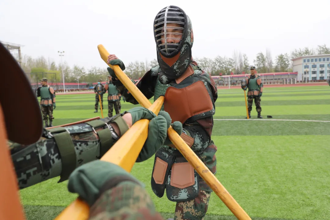 嘿!瞧这边,看导弹兵拼刺刀