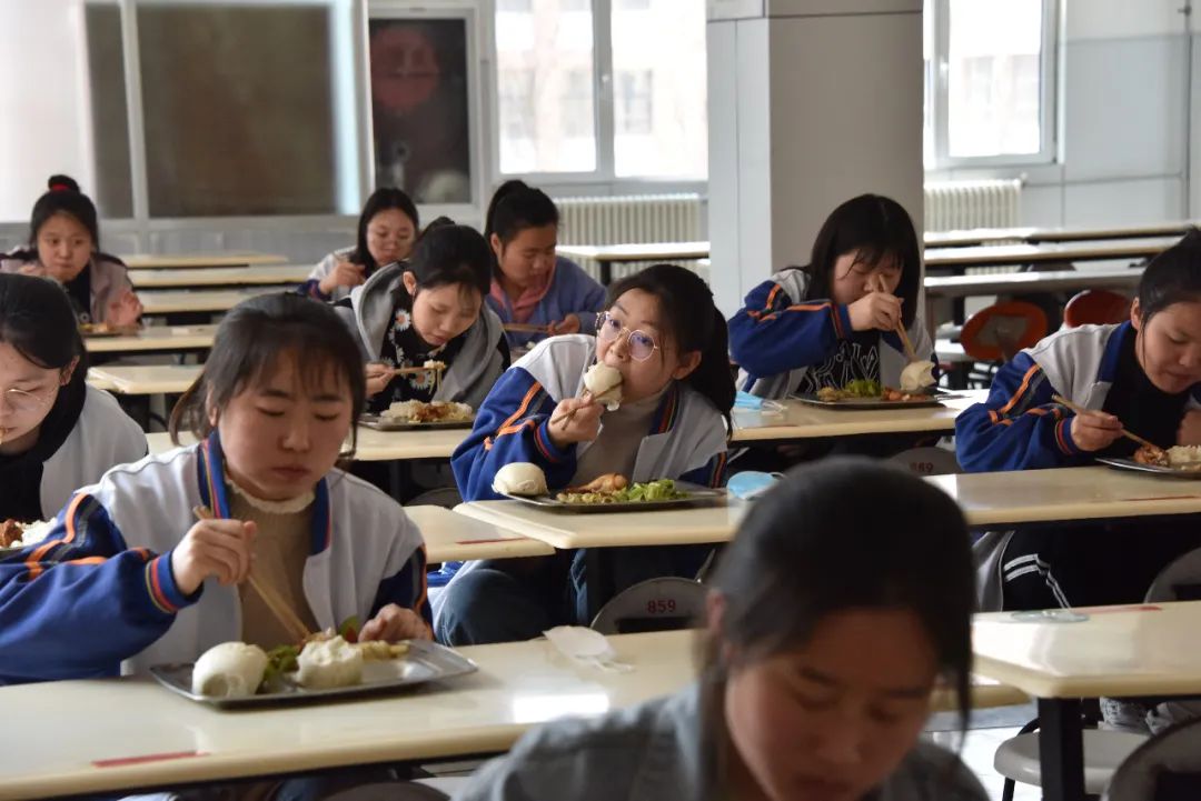 山东开学高三学子在学校食堂吃饭都有坐在高考考场的感觉适应不