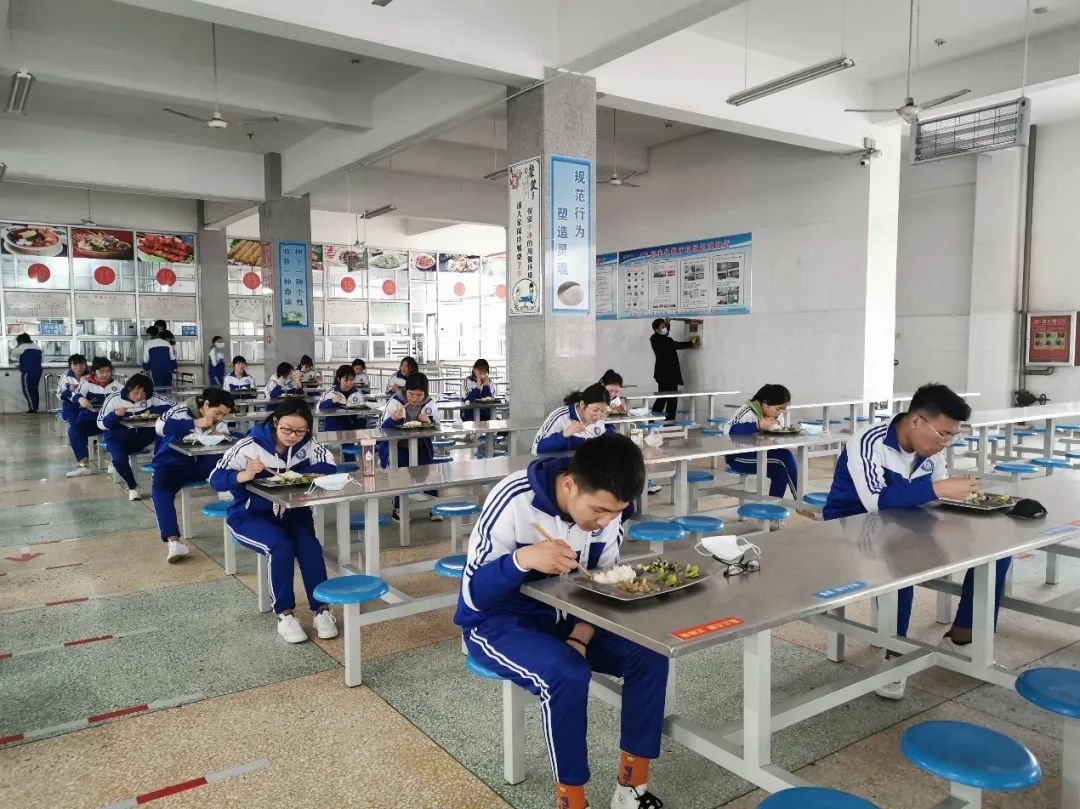 山东开学高三学子在学校食堂吃饭都有坐在高考考场的感觉适应不