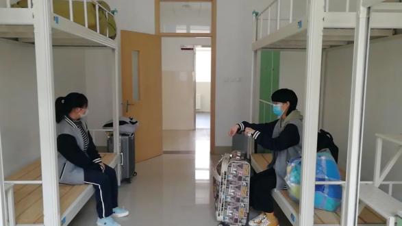 3℃)▲在校门口进行消毒▲潍坊四中韩忠玉校长帮学生提行李▲部门联动