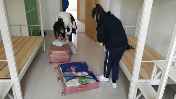 3℃)▲在校门口进行消毒▲潍坊四中韩忠玉校长帮学生提行李▲部门联动