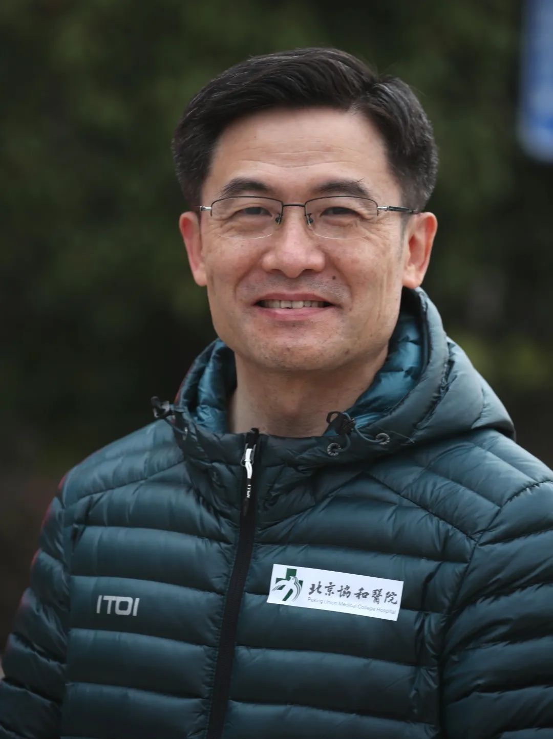 央视主播念情诗致敬186名协和英雄左滑照片看清他们的面容