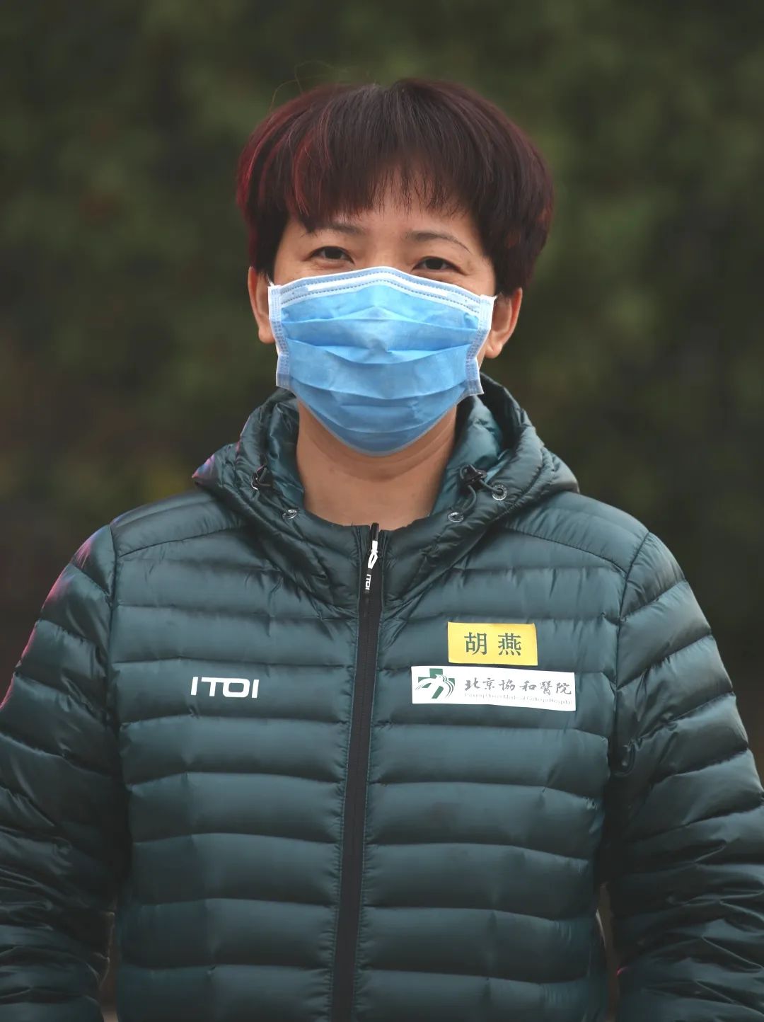 央视主播念情诗致敬186名协和英雄左滑照片看清他们的面容