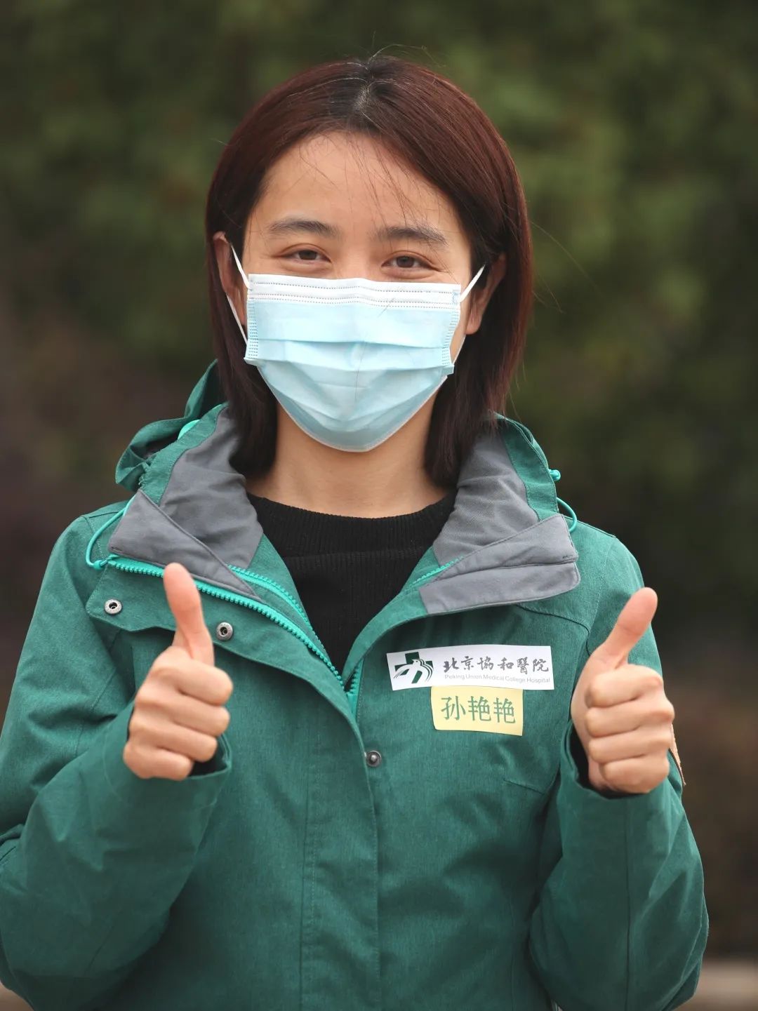 央视主播念情诗致敬186名协和英雄左滑照片看清他们的面容