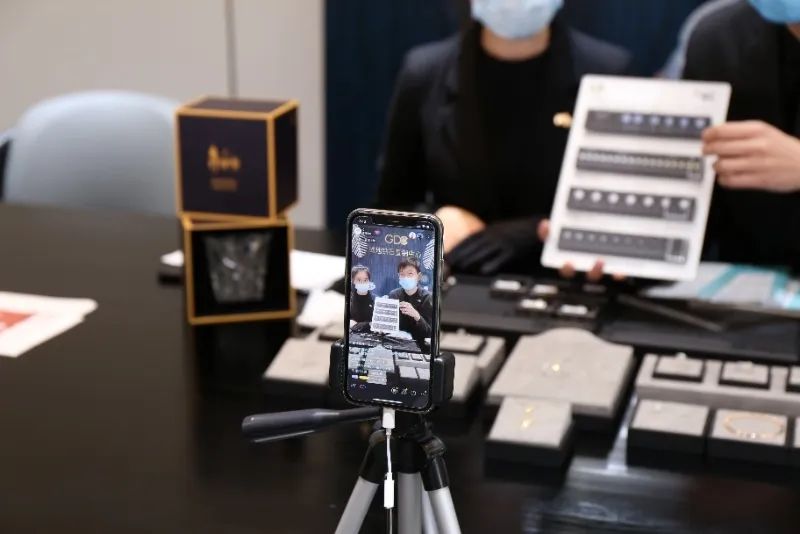 绿地全球商品贸易港线上拍卖献爱心直播带货人气旺