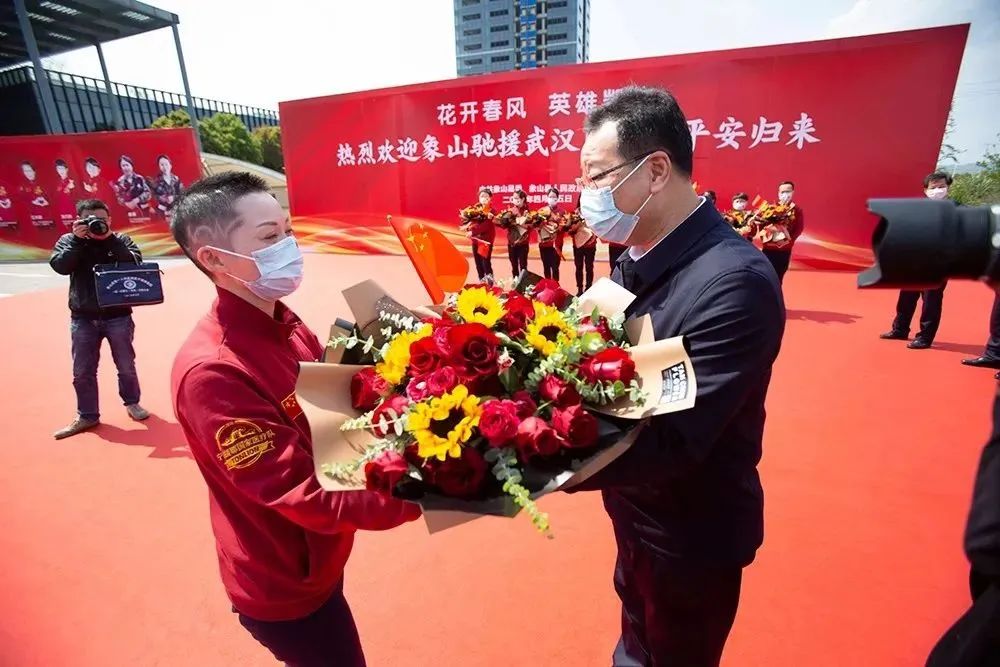 县委书记叶剑鸣向援鄂医护人员献花