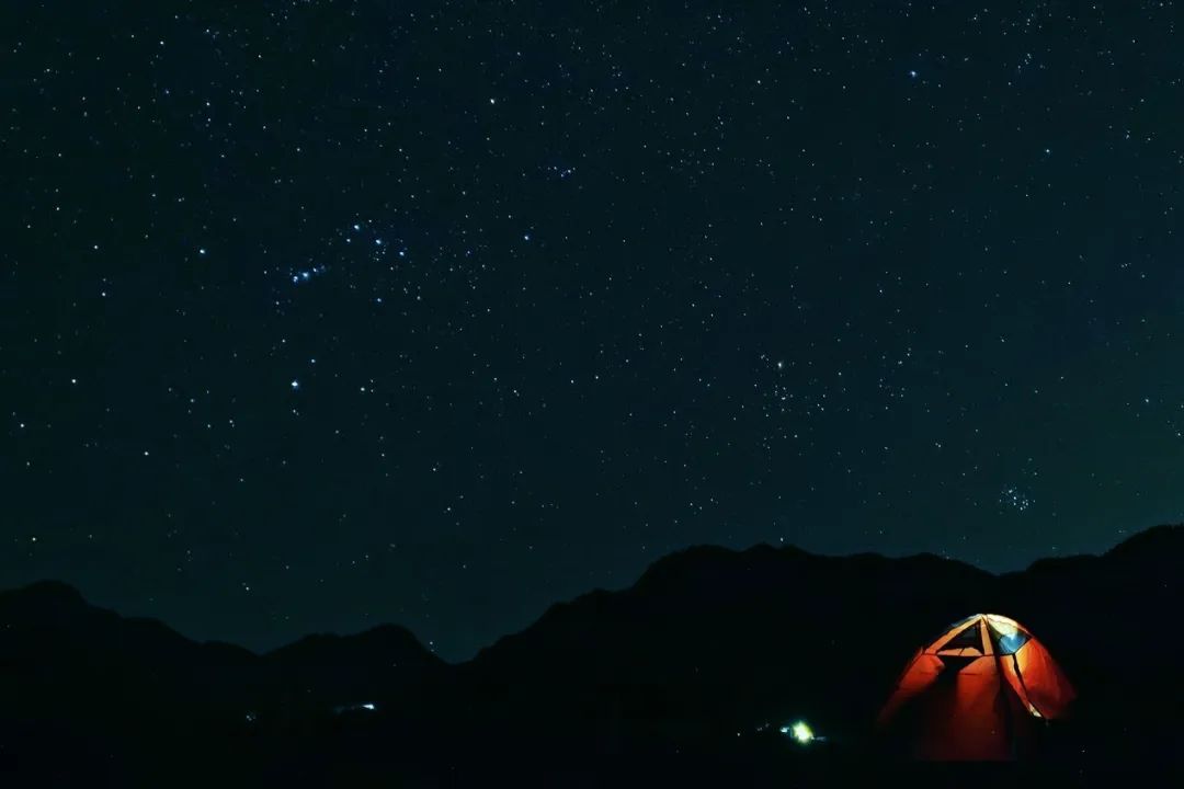 【仰望星空】夜幕降临,躺在远离了城市的灯光与喧嚣的山顶上,映入眼帘