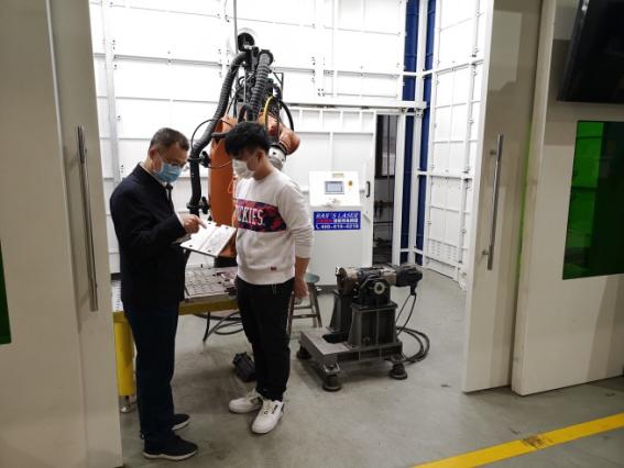 陈根余老师协调学生去企业进行研究,并亲自指导实验.