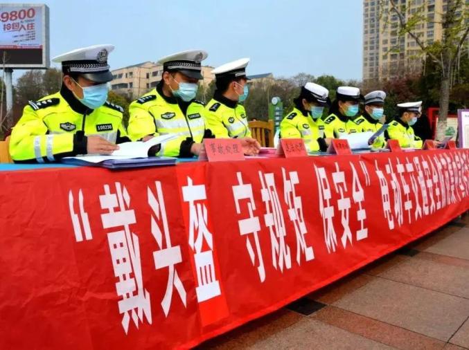 即日起骑乘电动自行车必须戴安全头盔